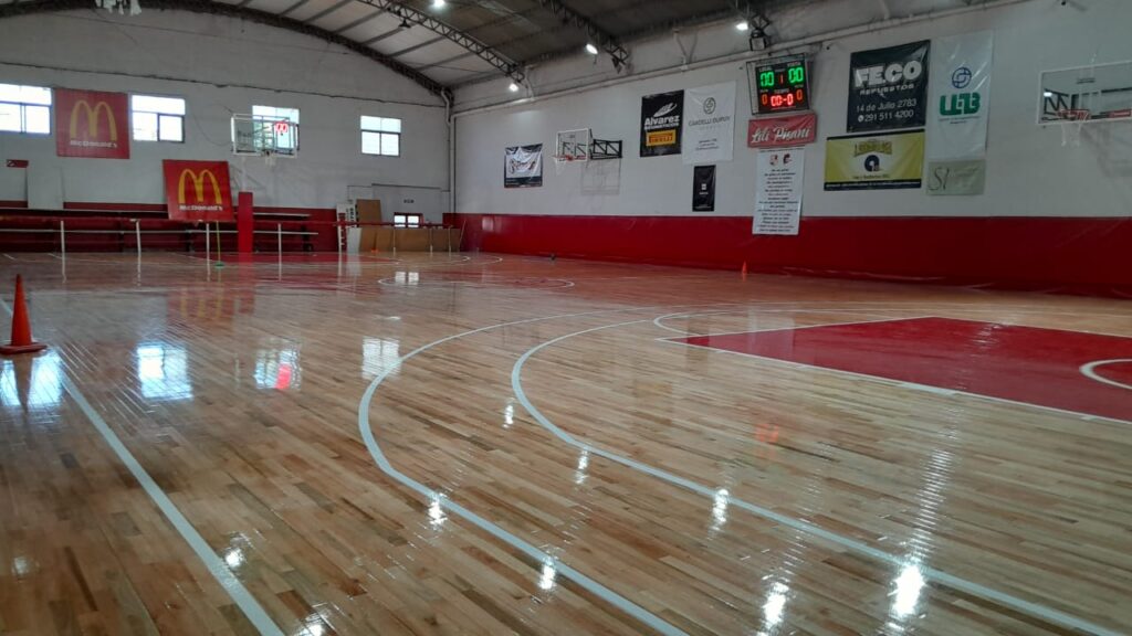El club La Falda estrena su nuevo parquet en la cancha de básquet