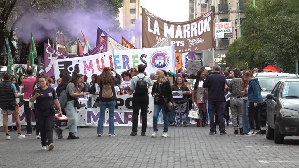8M: Bahía Blanca marchó bajo la consigna «Resistencia Colectiva»