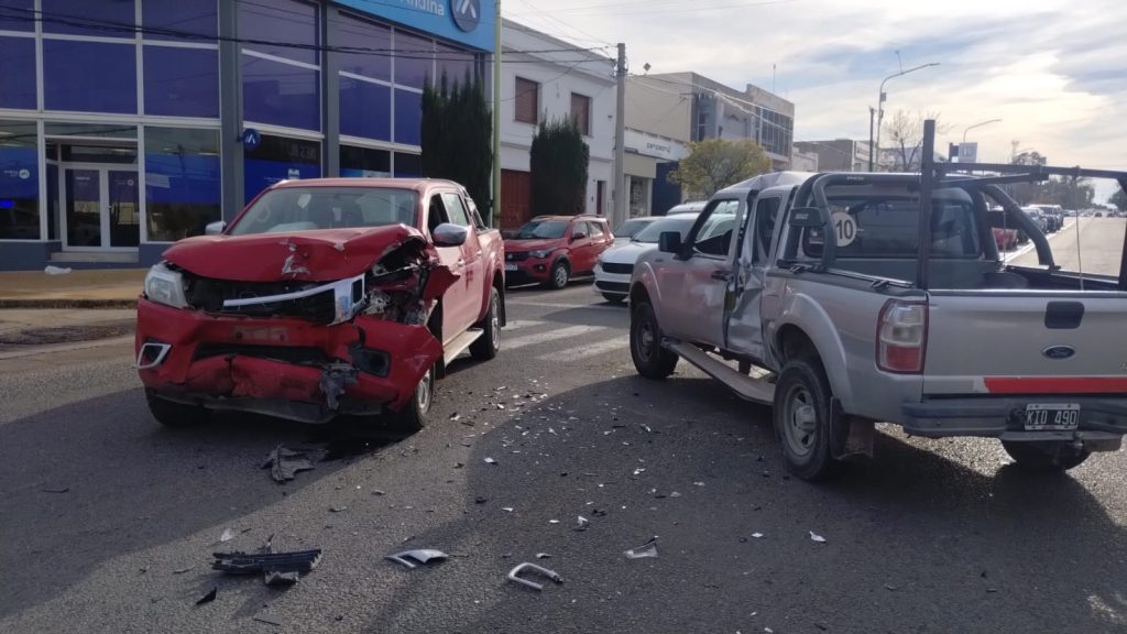 Dos camionetas chocaron en Witcomb y Sarmiento